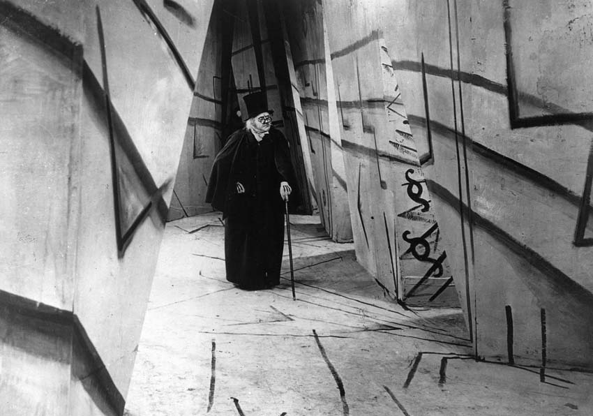 Un hombre caminando por la calle